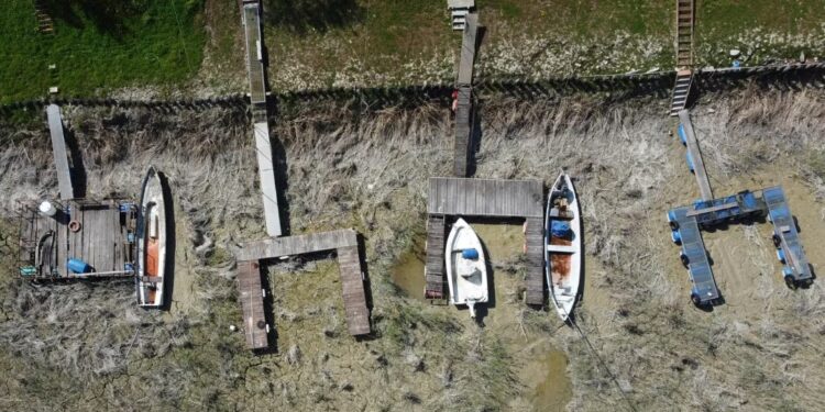 Barcos en el lecho seco del río Po en Torricella, cerca de Cremona, Italia. (AP Foto/Luca Bruno)