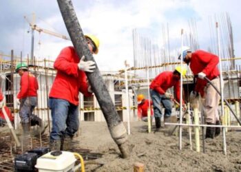 Trabajadores de la construccion. Foto de archivo.