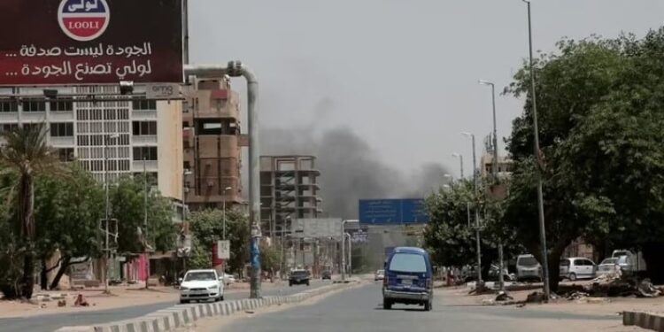 Una nube de humo sale de un vecindario de Jartum, Sudán, el 15 de abril de 2023. (AP Foto Marwan Ali)