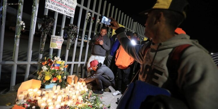 MEX740. CIUDAD JUÁREZ (MÉXICO), 28/03/2023.- Un grupo de migrantes y familiares de personas fallecidas por un incendio realizan una vigilia en memoria de las 38 víctimas, frente al Instituto Nacional de Migración (INM), hoy en Ciudad Juárez, en el estado de Chihuahua (México). Cientos de migrantes se manifestaron y exigieron justicia la noche de este martes a las afueras del Instituto Nacional de Migración (INM) en la mexicana Ciudad Juárez, Chihuahua, donde el lunes por la noche 38 migrantes fallecieron en un incendio en una estación migratoria. EFE/Luis Torres