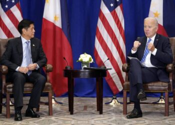 El presidente de Estados Unidos, Joe Biden, se reúne con su colega filipino, Ferdinand Marcos Jr., el jueves 22 de septiembre de 2022, en Nueva York. (Evan Vucci  Associated Press)