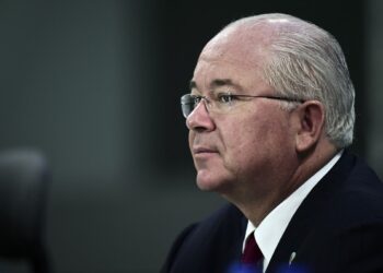 (FILES) In this file photo taken on September 16, 2016 Rafael Ramirez, then Permanent Representative of the Bolivarian Republic of Venezuela to the UN, listens during the Non-Aligned Movement summit in Porlamar, Margarita Island, Venezuela. - Venezuelan opponent Rafael Ramirez, ex-energy minister of his country accused by Caracas of embezzlement, who sought refuge in Rome, Italy, is risking extradition, his lawyer said to AFP on July 15, 2021. (Photo by RONALDO SCHEMIDT / AFP)