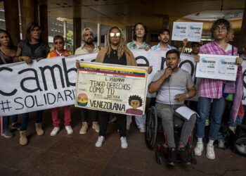 Un grupo de personas participan en una manifestación por derechos de identidad de genero en las inmediaciones del Consejo Nacional Electoral (CNE) hoy, en Caracas (Venezuela). Decenas de activistas LGBTI en Venezuela reiteraron este miércoles las exigencias por sus derechos, durante un acto en una plaza de Caracas, donde izaron la bandera del arcoíris que representa a este colectivo, a propósito del Internacional contra la Homofobia, la Bifobia y la Transfobia. EFE/ Miguel Gutierrez