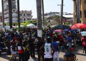 MEX230. TAPACHULA (MÉXICO), 20/03/2023.- Migrantes permanecen en una plaza mientras esperan soluciones a su situación migratoria, hoy, en Tapachula (México). La aglomeración de migrantes en la ciudad mexicana de Tapachula, fronteriza con Guatemala, donde miles se encuentran varados sin acceso a recursos, impulsa la conformación de caravanas ante la falta de soluciones para poder seguir transitando hacia Estados Unidos. EFE/ Juan Manuel Blanco