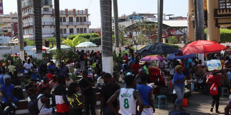 MEX230. TAPACHULA (MÉXICO), 20/03/2023.- Migrantes permanecen en una plaza mientras esperan soluciones a su situación migratoria, hoy, en Tapachula (México). La aglomeración de migrantes en la ciudad mexicana de Tapachula, fronteriza con Guatemala, donde miles se encuentran varados sin acceso a recursos, impulsa la conformación de caravanas ante la falta de soluciones para poder seguir transitando hacia Estados Unidos. EFE/ Juan Manuel Blanco