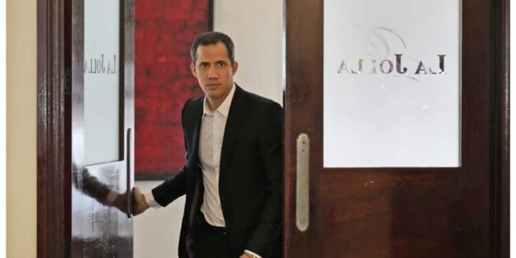 Guaidó aseguró que no ha descartado la posibilidad de postularse para las elecciones primarias presidenciales. AP