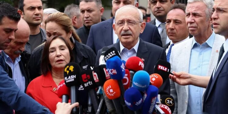 Kemal Kilicdaroglu, candidato presidencial de la principal alianza de la oposición de Turquía, está acompañado por su esposa Selvi Kilicdaroglu mientras se dirige a la gente fuera de un colegio electoral, durante la segunda vuelta de las elecciones presidenciales en Ankara, Turquía 28 de mayo 2023 (REUTERS)