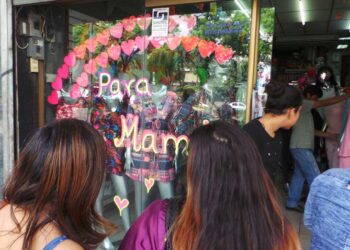 Los comercios ofrecen descuentos por la festividad. (Foto archivo).