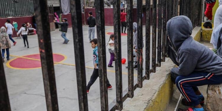 Familias de migrantes, descansan en el Albergue Nueva Visión Agape hoy en Tijuana, Baja California (México). A una semana cumplida de la culminación del Título 42, que permitía la expulsión inmediata de personas que ingresaran de forma indocumentada hacia Estados Unidos, los migrantes han acaparado algunos de los albergues de la ciudad fronteriza de Tijuana, al norte de México. EFE/Joebeth Terriquez