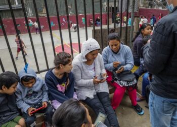 Familias de migrantes, descansan en el Albergue Nueva Visión Agape hoy en Tijuana, Baja California (México). A una semana cumplida de la culminación del Título 42, que permitía la expulsión inmediata de personas que ingresaran de forma indocumentada hacia Estados Unidos, los migrantes han acaparado algunos de los albergues de la ciudad fronteriza de Tijuana, al norte de México. EFE/Joebeth Terriquez