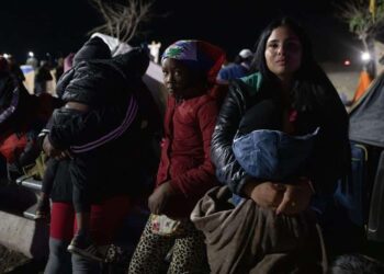 Migrantes permanecen a un lado de la vía mientras esperan soluciones a su situación migratoria, el 3 de mayo de 2023, en el paso fronterizo Chacalluta, en Arica (Chile). Jimir, Yuri y Belquis jamás se vieron aunque estuvieron en sitios parecidos, jamás hablaron, pero si lo hubieran hecho en la penúltima parada que les deparó su azarosa vida de migrantes, huyendo de Chile, se habrían sorprendido de qué parejos eran sus sueños rotos, sus miedos, su destino compartido. EFE/ Lucas Aguayo Araos