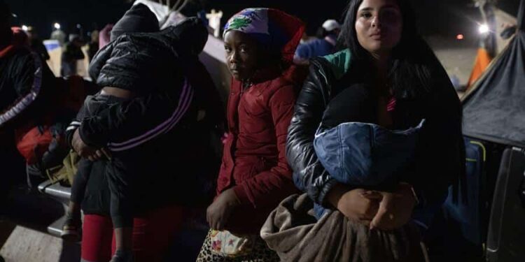 Migrantes permanecen a un lado de la vía mientras esperan soluciones a su situación migratoria, el 3 de mayo de 2023, en el paso fronterizo Chacalluta, en Arica (Chile). Jimir, Yuri y Belquis jamás se vieron aunque estuvieron en sitios parecidos, jamás hablaron, pero si lo hubieran hecho en la penúltima parada que les deparó su azarosa vida de migrantes, huyendo de Chile, se habrían sorprendido de qué parejos eran sus sueños rotos, sus miedos, su destino compartido. EFE/ Lucas Aguayo Araos