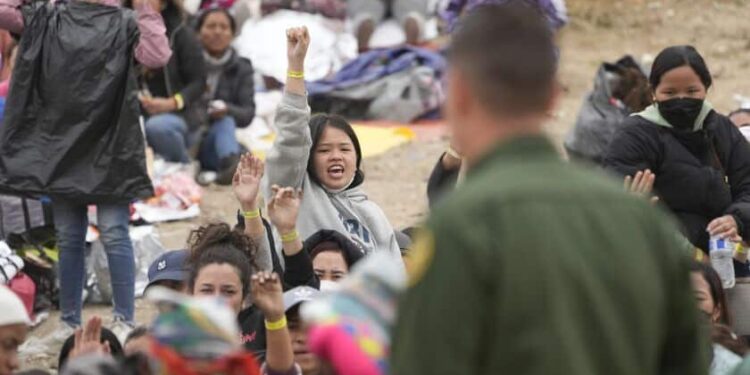 Migrantes viajan hacia EEUU. Foto Los Ángeles Times