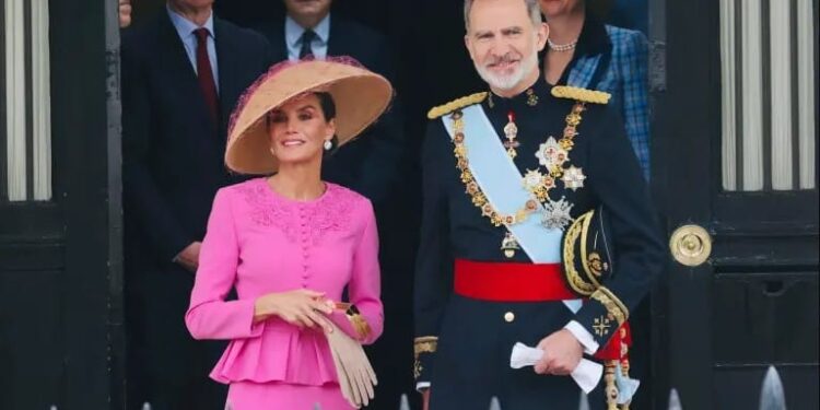 LONDRES (REINO UNIDO), 06/05/2023.- Los reyes de España, Felipe VI y Letizia, abandonan la residencia del embajador español en el Reino Unido de camino a la Abadía de Westminster para asistir a la coronación de Carlos III y Camila, este sábado, en Londres (Reino Unido). EFE/ Casa de S.M. El Rey/José Jiménez