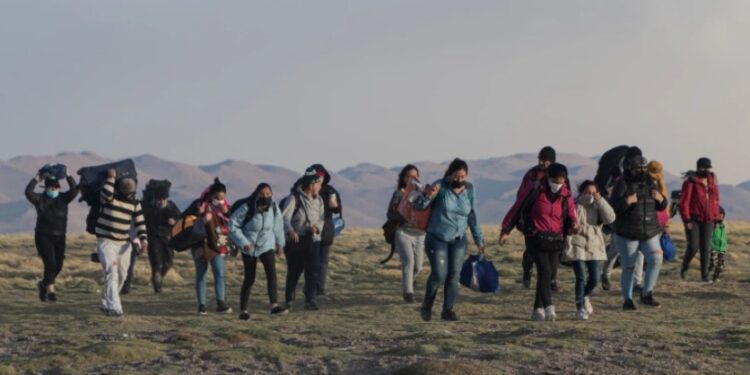 Migrantes venezolanos llegan al pueblo de Colchane, en la frontera entre Chile y Bolivia, en una fotografía de archivo. EFE/ Lucas Aguayo Araos