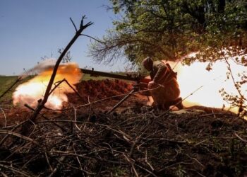 Un soldado ucraniano dispara un proyectil antitanque en una línea del frente cerca de la ciudad de Bakhmut el 3 de mayo de 2023 (REUTERS/Sofiia Gatilova)