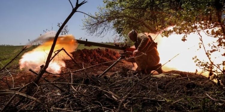 Un soldado ucraniano dispara un proyectil antitanque en una línea del frente cerca de la ciudad de Bakhmut el 3 de mayo de 2023 (REUTERS/Sofiia Gatilova)