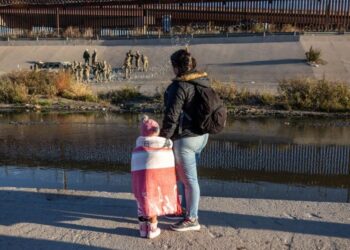 Una migrante y su hija observan a militares estadounidenses desde el lado mexicano de la frontera, en Ciudad Juárez.
JOHN MOORE (GETTY IMAGES)