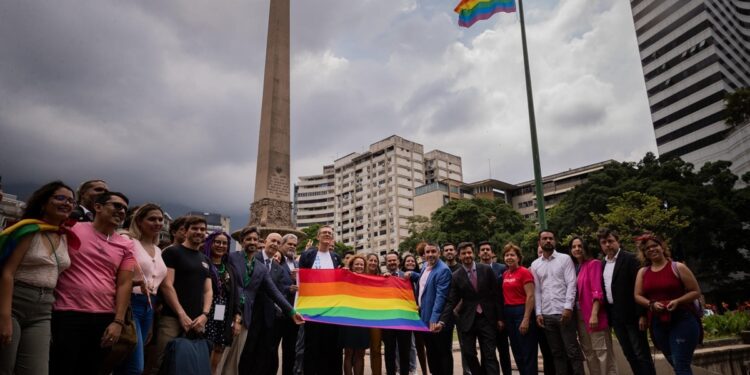 AME9766. CARACAS (VENEZUELA), 17/05/2023.- Miembros de la delegación de la Unión Europea en Venezuela se preparan para izar una bandera de la comunidad LGBTI en la Plaza Francia de Altamira, hoy, en Caracas (Venezuela). La Delegación de la Unión Europea (UE) en Venezuela, en conjunto con la embajada de Países Bajos, mostró este miércoles su apoyo a la comunidad LGBTI, en el Día Internacional contra la Homofobia, la Bifobia y la Transfobia, con un acto en una céntrica plaza de Caracas que concluyó con el retoque de pintura de una ciclovía con los colores de la bandera de este colectivo. EFE/ Rayner Pena R