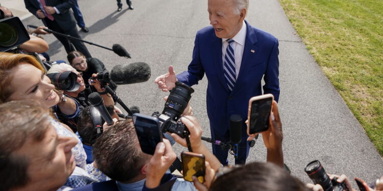 Washington (United States), 28/06/2023.- US President Joe Biden responds to a question from the news media as he walks to board Marine One on the South Lawn, USA, 28 June 2023. President Biden is traveling to Chicago to deliver remarks on his economic plan. (Estados Unidos) EFE/EPA/SHAWN THEW