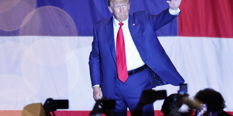 Columbus (United States), 10/06/2023.- Former US President and Republican presidential candidate Donald Trump waves as he leaves after speaking at the Georgia GOP State Convention at the Columbus Convention and Trade Center in Columbus, Georgia, USA, 10 June 2023. Trump has been indicted by a Federal grand jury for 37 felony counts related to the retention and return of classified documents. (Estados Unidos) EFE/EPA/ERIK S. LESSER