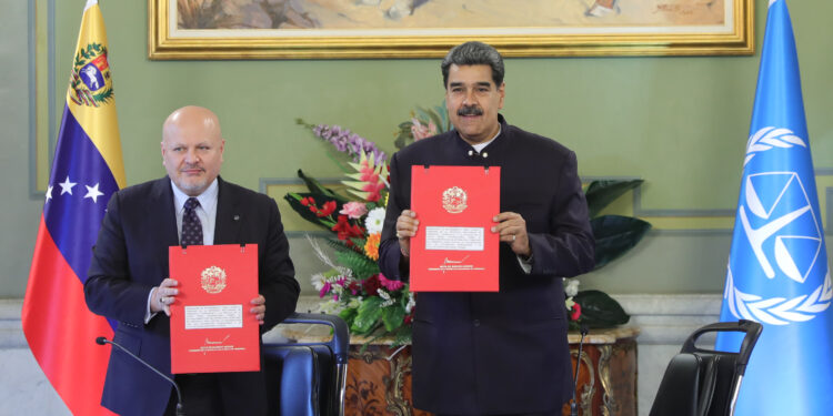 AME5671. CARACAS (VENEZUELA), 09/06/2023.- Fotografía cedida por Prensa Miraflores donde se observa al presidente venezolano, Nicolás Maduro (der.), junto al fiscal de la Corte Penal Internacional (CPI), Karim Khan, en Caracas, (Venezuela). El presidente de Venezuela, Nicolás Maduro, aseguró este viernes que la instalación de una oficina de asistencia técnica de la Corte Penal Internacional (CPI) en Caracas, confirmada hoy con el fiscal del alto tribunal, Karim Khan, mediante la firma de un acuerdo con el mandatario, sumará "prácticas positivas", "conocimiento" y "adecuaciones necesarias" en el país caribeño. EFE/ Prensa Miraflores SOLO USO EDITORIAL/NO VENTAS/SOLO DISPONIBLE PARA ILUSTRAR LA NOTICIA QUE ACOMPAÑA/CRÉDITO OBLIGATORIO