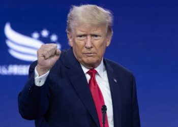 Washington (United States), 24/06/2023.- Former US President and 2024 Republican presidential candidate Donald J. Trump gestures after delivering remarks at the Faith and Freedom Coalition's Road to Majority Policy Conference, in Washington, DC, USA, 24 June 2023. The conservative conference provides a platform for a large field of contenders vying for the 2024 Republican presidential nomination. (Estados Unidos) EFE/EPA/MICHAEL REYNOLDS