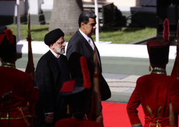 AME6142. CARACAS (VENEZUELA), 12/06/2023.- El presidente de Venezuela, Nicolás Maduro, recibe hoy al presidente de Irán, Ebrahim Raisí, en el palacio presidencial de Miraflores, en Caracas (Venezuela). Raisí aterrizó este lunes en Venezuela, en el Aeropuerto Internacional Simón Bolívar, de Maiquetía, que sirve a Caracas, donde fue recibido con honores por una comitiva encabezada por el canciller Yván Gil. Venezuela es la primera parada del mandatario iraní en su gira por Latinoamérica, que incluye también Cuba y Nicaragua. EFE/ Rayner Peña