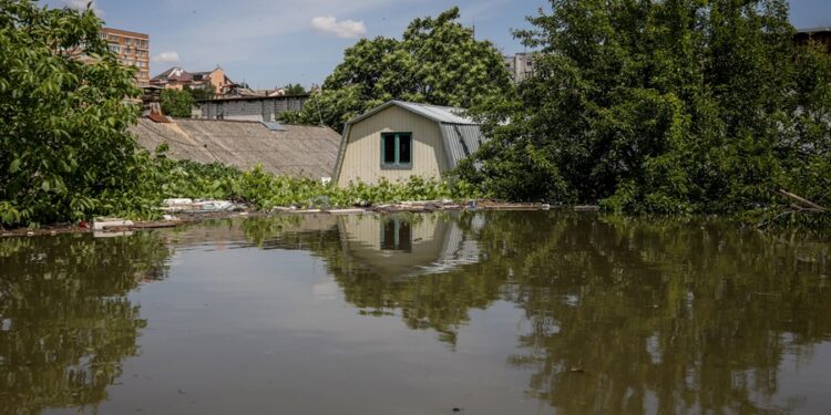 Kherson (Ukraine), 07/06/2023.- A flooded area of Kherson, Ukraine, 07 June 2023. Ukraine has accused Russian forces of destroying a critical dam and hydroelectric power plant on the Dnipro River in the Kherson region along the front line in southern Ukraine on 06 June. A number of settlements were completely or partially flooded, Kherson region governor Oleksandr Prokudin said on telegram. Russian troops entered Ukraine in February 2022 starting a conflict that has provoked destruction and a humanitarian crisis. (Rusia, Ucrania) EFE/EPA/MYKOLA TYMCHENKO