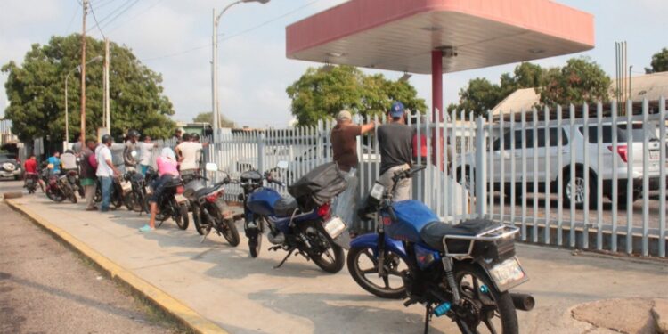 Gasolina, motorizados. Foto de archivo.