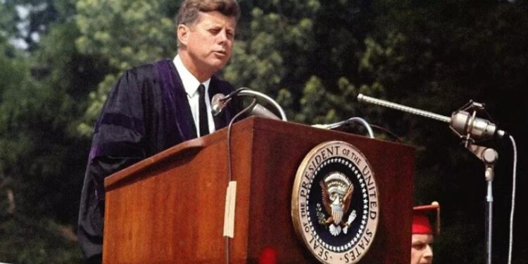 John Fitzgerald Kennedy pronuncia el Discurso por la Paz en la Unive4rsidad Americana de Washington, el 10 de junio de 1963. Pudo terminar con la Guerra Fría, pero no fue escuchado (Arnie Sachs/CNP/Getty Images)
