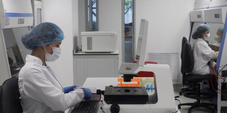 Dos investigadoras trabajan hoy, en la nueva sede de investigación de vacunas y biológicos de la empresa colombiana de biotecnología VaxThera, en Medellín (Colombia). La empresa colombiana de biotecnología VaxThera inauguró este jueves en Medellín una sede de investigación de vacunas y biológicos con un laboratorio en el que investigadores "entrenados" en la Universidad de Wisconsin y la Universidad Nacional de Colombia avanzarán en el desarrollo de una contra la covid-19, entre otras. EFE/Luis Eduardo Noriega A.