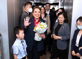 En esta imagen, distribuida por la agencia noticiosa china Xinhua, la presidenta de Honduras, Xiomara Castro, saluda a su llegada a Shanghái, China, el 9 de junio de 2023, para una visita oficial. (Gao Feng/Xinhua vía AP)