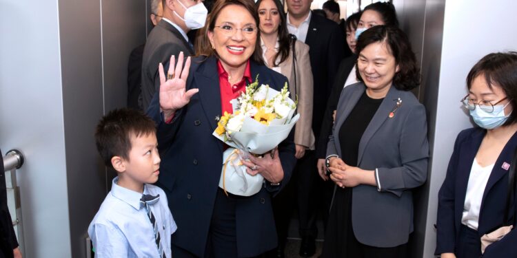 En esta imagen, distribuida por la agencia noticiosa china Xinhua, la presidenta de Honduras, Xiomara Castro, saluda a su llegada a Shanghái, China, el 9 de junio de 2023, para una visita oficial. (Gao Feng/Xinhua vía AP)