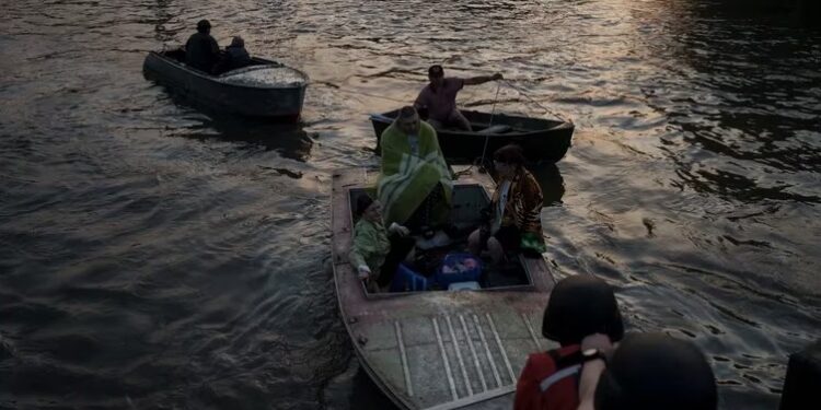 Miles de personas son evacuadas de las zonas inundadas en Ucrania tras la destrucción parcial de la represa Kakhovka. (AP)