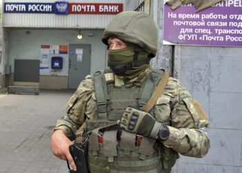 Rostov-on-don (Russian Federation), 23/06/2023.- A serviceman from private military company (PMC) Wagner Group blocks the access to a post office in Rostov-on-Don, southern Russia, 24 June 2023. Security and armoured vehicles were deployed after Wagner Group's chief Yevgeny Prigozhin said in a video that his troops had occupied the building of the headquarters of the Southern Military District, demanding a meeting with Russia'Äôs defense chiefs. (Rusia, Ucrania) EFE/EPA/ARKADY BUDNITSKY