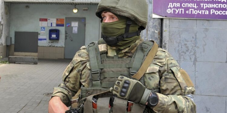 Rostov-on-don (Russian Federation), 23/06/2023.- A serviceman from private military company (PMC) Wagner Group blocks the access to a post office in Rostov-on-Don, southern Russia, 24 June 2023. Security and armoured vehicles were deployed after Wagner Group's chief Yevgeny Prigozhin said in a video that his troops had occupied the building of the headquarters of the Southern Military District, demanding a meeting with Russia'Äôs defense chiefs. (Rusia, Ucrania) EFE/EPA/ARKADY BUDNITSKY