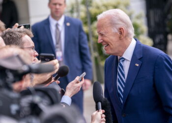 Washington (United States), 28/06/2023.- US President Joe Biden responds to a question from the news media as he walks to board Marine One on the South Lawn, USA, 28 June 2023. President Biden is traveling to Chicago to deliver remarks on his economic plan. (Estados Unidos) EFE/EPA/SHAWN THEW