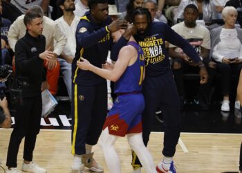 Miami (United States), 08/06/2023.- Denver Nuggets guard Christian Braun (C) is greeted by teammates after a time-out against the Miami Heat during the second half of game three of the NBA Finals between the Denver Nuggets and Miami Heat at Kaseya Center in Miami, Florida, USA, 07 June 2023. (Baloncesto, Estados Unidos) EFE/EPA/RHONA WISE SHUTTERSTOCK OUT