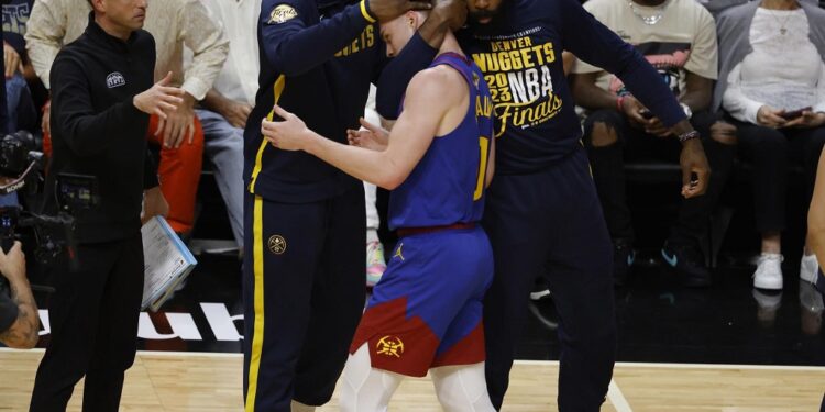 Miami (United States), 08/06/2023.- Denver Nuggets guard Christian Braun (C) is greeted by teammates after a time-out against the Miami Heat during the second half of game three of the NBA Finals between the Denver Nuggets and Miami Heat at Kaseya Center in Miami, Florida, USA, 07 June 2023. (Baloncesto, Estados Unidos) EFE/EPA/RHONA WISE SHUTTERSTOCK OUT