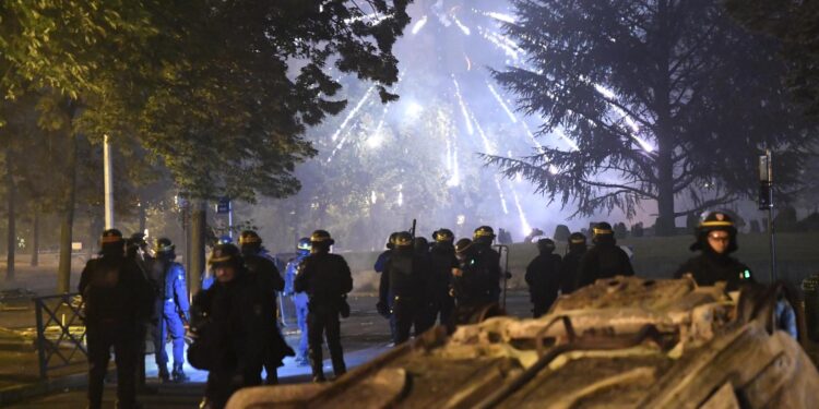 Nanterre (France), 29/06/2023.- Riot police clash with protesters in Nanterre, near Paris, France, 29 June 2023. Violence broke out after police fatally shot a 17-year-old during a traffic stop in Nanterre on 27 June 2023. According to the French interior minister, 31 people were arrested with 2,000 officers being deployed to prevent further violence. (Protestas, Disturbios, Francia) EFE/EPA/JULIEN MATTIA