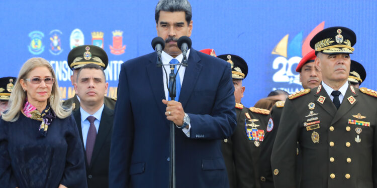 AME1770. CARACAS (VENEZUELA), 07/07/2023.- Fotografía cedida hoy por la oficina de Prensa del Palacio de Miraflores que muestra al presidente venezolano, Nicolas Maduro, junto a la primera dama Cilia Flores y el ministro de Defensa, Vladimir Padrino Lopez (d), durante un acto de Gobierno en Caracas (Venezuela). Maduro ratificó este viernes al ministro de Defensa, Vladimir Padrino López, por noveno año consecutivo, al tiempo que renovó parcialmente la cúpula militar al cambiar a los comandantes del Ejército, Armada, la Guardia Nacional Bolivariana (GNB, Policía militarizada) y la Milicia. EFE/ PRENSA MIRAFLORES /SOLO USO EDITORIAL /SOLO DISPONIBLE PARA ILUSTRAR LA NOTICIA QUE ACOMPAÑA (CRÉDITO OBLIGATORIO)