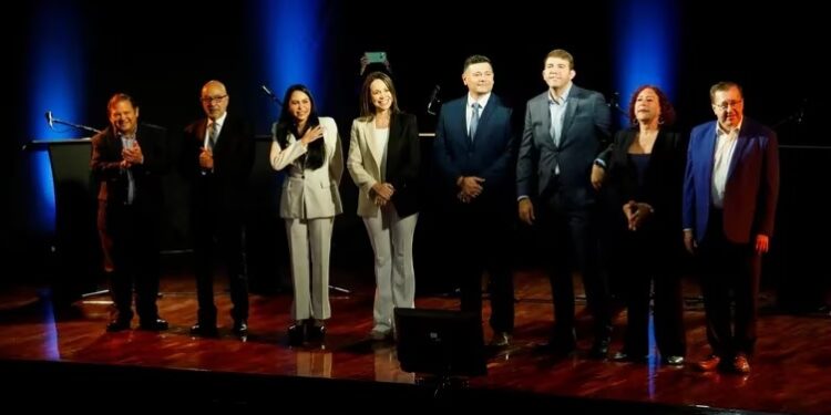 Ocho precandidatos de la oposición venezolana participaron de un debate en la Universidad Carlos Andrés Bello, en Caracas (REUTERS/Leonardo Fernandez Viloria)