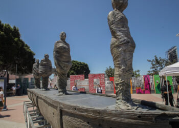 Fotografía de la escultura titulada "El ruido generado por el choque de los cuerpos", el 7 de julio de 2023, en la fronteriza Tijuana (México). Una escultura de bronce que representa a cuatro migrantes en una balsa reivindica los derechos de esta población en Tijuana, en la frontera de México con Estados Unidos. EFE/ Joebeth Terriquez