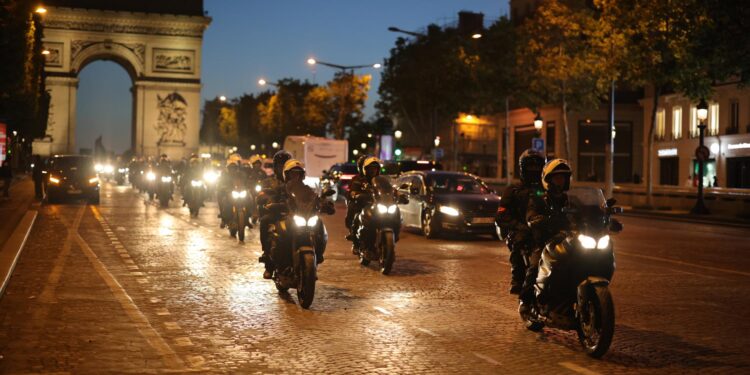 Nanterre (France), 02/07/2023.- Riot police forces secure the area in front of the Arc de triomphe amid fears of another night of clashes with protestors in Paris, France, 02 July 2023. Violence broke out all over France after police fatally shot a 17-year-old teenager during a traffic stop in Nanterre on 27 June. (Protestas, Disturbios, Francia) EFE/EPA/OLIVIER MATTHYS