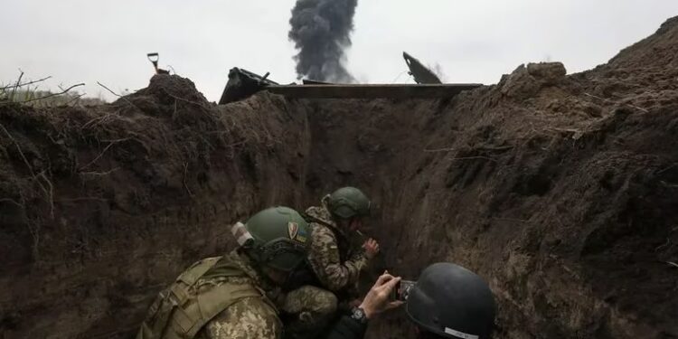 Un grupo de zapadores destruye bombas sin explotar durante la invasión rusa de Ucrania en la región de Kiev, Ucrania. REUTERS/Mykola Tymchenko
