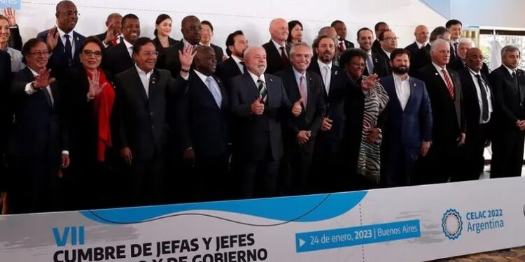 Líderes de América Latina y el Caribe posan para la foto de familia durante la VII Cumbre de Jefas y Jefes de Estado y de Gobierno de la Comunidad de Estados Latinoamericanos y Caribeños (CELAC), en Buenos Aires, el 24 de enero de 2023 (REUTERS/Agustin Marcarian)