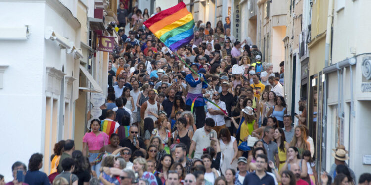 MAÓ (MENORCA), 01/07/2023.- Grupos de personas participan en la manifestación del Día del Orgullo LGTBI bajo el lema "Nuestros derechos no son modas", que ha tenido lugar este sábado por la tarde en Maó, Menorca. EFE/ David Arquimbau Sintes