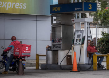 AME6708. CARACAS (VENEZUELA), 31/07/2023.- Personas son vistas en una estación de gasolina, el 27 de julio de 2023 en Caracas (Venezuela). La gallina de los huevos de oro de Venezuela, la industria petrolera, ha estado sobre el tapete en las últimas semanas, cuando candidatos a las primarias opositoras han debatido sobre si convendrá o no su privatización, una opción que algunos aspirantes tienen como meta en caso de llegar a la Presidencia. EFE/ MIGUEL GUTIÉRREZ