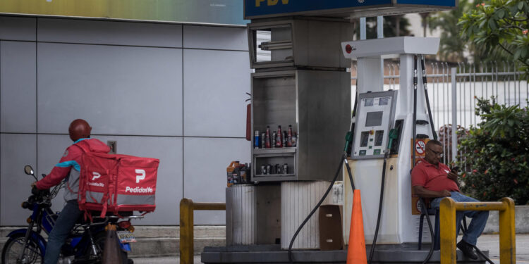 AME6708. CARACAS (VENEZUELA), 31/07/2023.- Personas son vistas en una estación de gasolina, el 27 de julio de 2023 en Caracas (Venezuela). La gallina de los huevos de oro de Venezuela, la industria petrolera, ha estado sobre el tapete en las últimas semanas, cuando candidatos a las primarias opositoras han debatido sobre si convendrá o no su privatización, una opción que algunos aspirantes tienen como meta en caso de llegar a la Presidencia. EFE/ MIGUEL GUTIÉRREZ